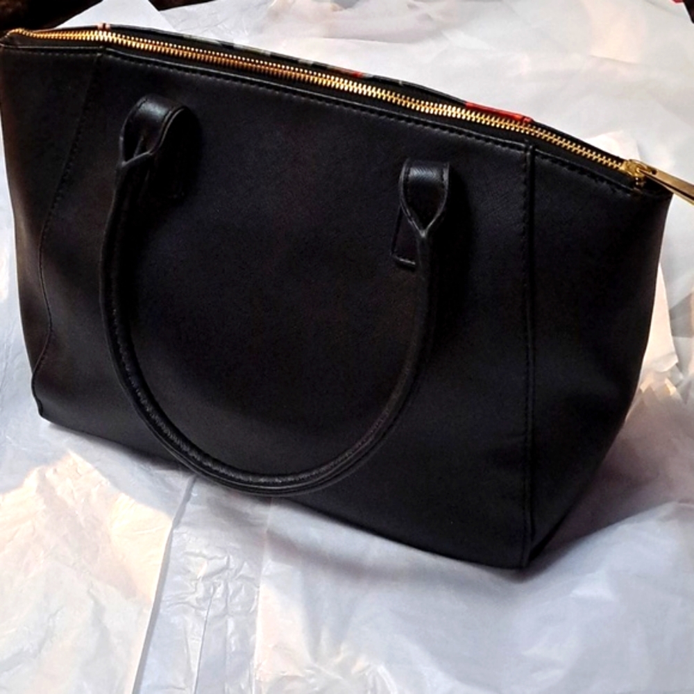 Kenneth Cole Reaction Floral Shoulder Bag. - Picture 3 of 8